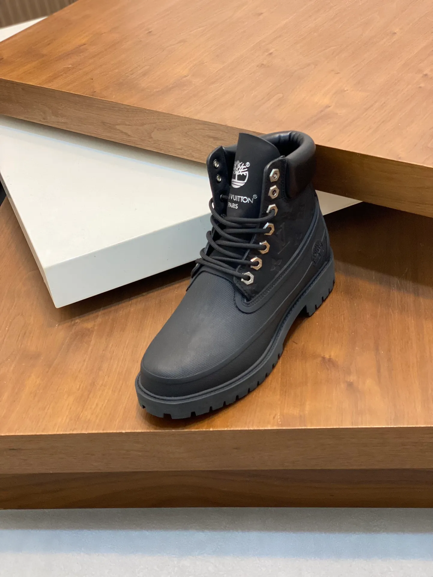 Men's men's shoes💰💰760 top LV x Timberland Timberland co-branded presbyopia rhubarb boots ankle boots short boots, LV x Timberland ankle boots are made of Monogram embossed waterproof nubuck cow leather, relying on the brand's exquisite craftsmanship to carefully reshape the classic Timberland 6-inch boot shape in Italy, with American workwear style eye-catching debut in 2024 created by Pharrell Williams Autumn and winter menswear show. The Monogram embossed tongue, original Timberland laces and outsole are exquisite details, the leather label expresses the cooperation logo, and the delivery counter is exquisitely packaged! Math 39-44 (order 45)